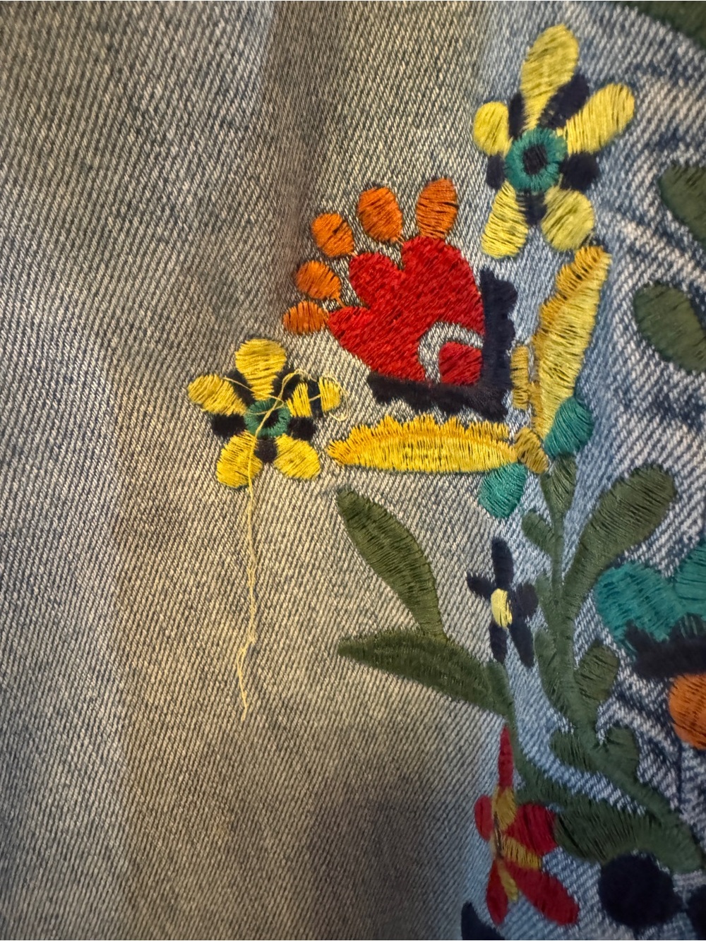 Light Wash Embroidered Women’s Jeans - Floral Side Detail Zara cropped - Picture 4 of 4